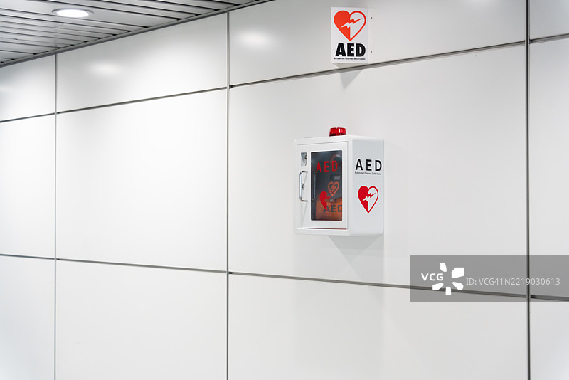 机场墙上的AED设备图片素材