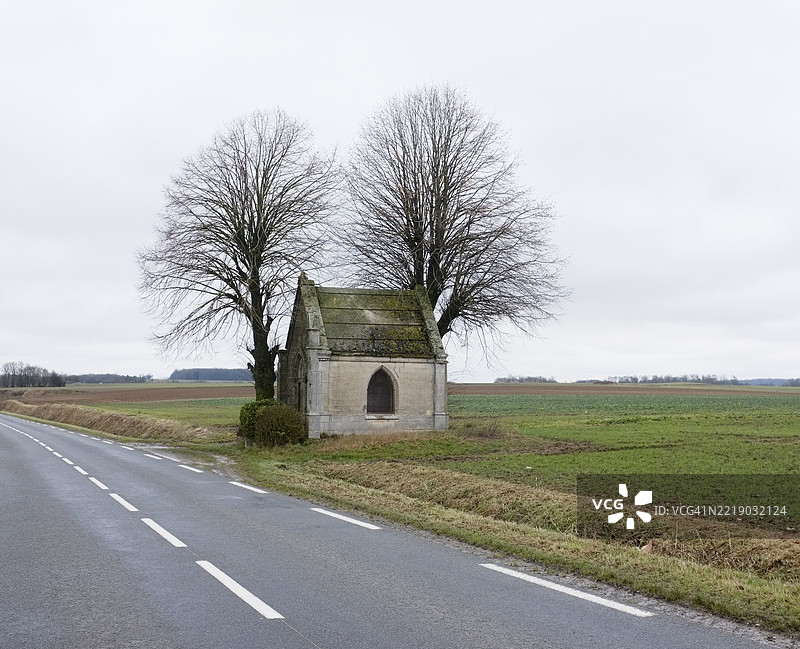 乡间小路旁的小教堂图片素材