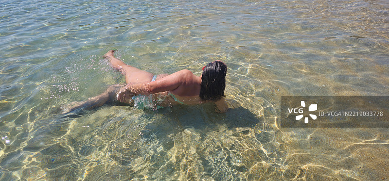 海滩上沐浴的女游客图片素材