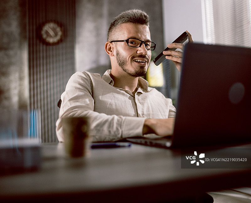 残疾男性白领在办公室使用笔记本电脑的轮椅人士图片素材