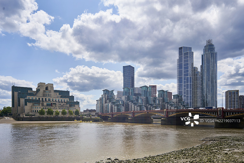 SIS大楼或MI6大楼与伦敦Vauxhall Cross的圣乔治码头图片素材