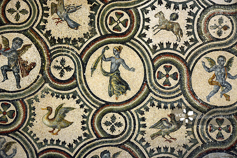圣科斯坦察陵墓 - 匿名罗马艺术家，4世纪 - 装饰性图案，包含动物、爱神和酒神女祭司 - 细节图片素材