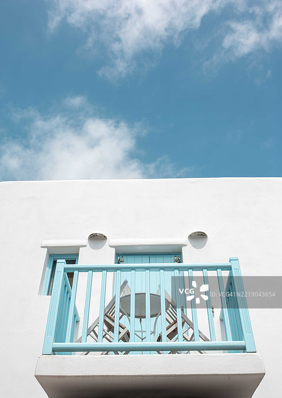 宁静的一瞥：基克拉泽斯群岛的蓝色阳台图片素材