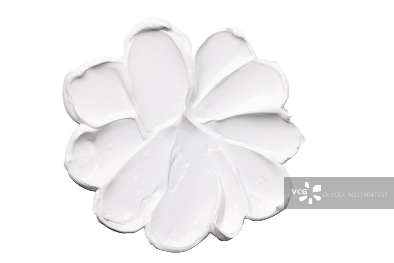 光滑的白色面霜涂抹在白色背景上。健康与幸福的概念。平铺风格，留有空白空间。图片素材