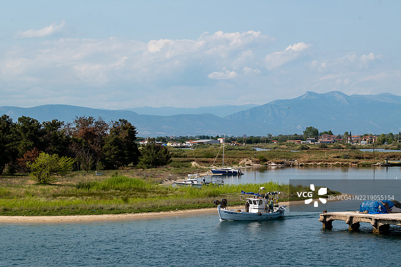 希腊凯雷莫提的宁静村庄和泻湖图片素材