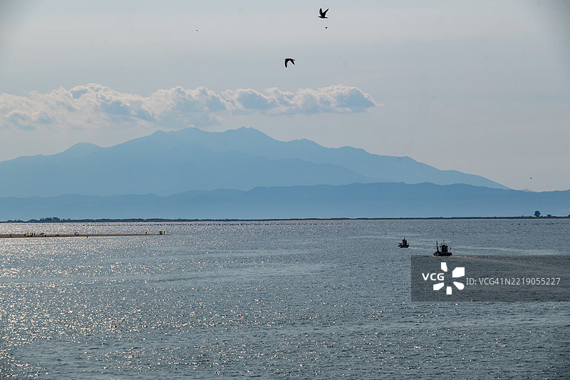 希腊凯雷莫提的宁静村庄和泻湖图片素材