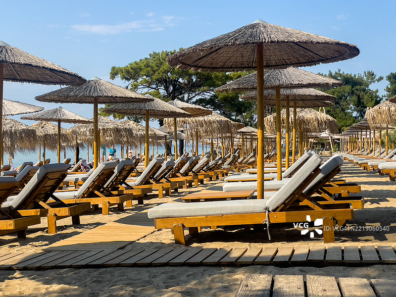 一座带蓝色窗帘的白色房子，位于萨摩斯岛图片素材