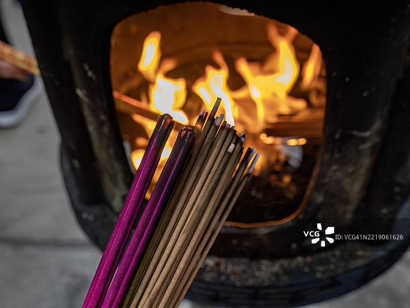 在传统寺庙炉中焚烧的香火图片素材