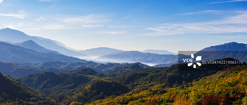 雾蒙蒙的山脉黎明图片素材