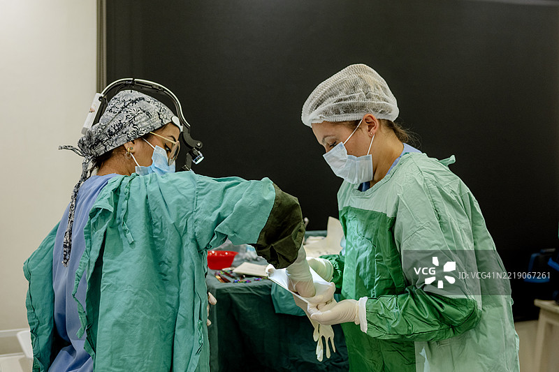 两名女性外科医生图片素材