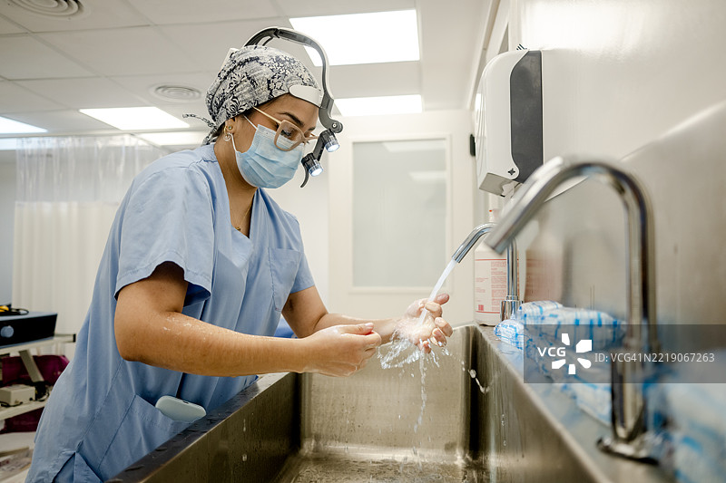 两名女性外科医生图片素材