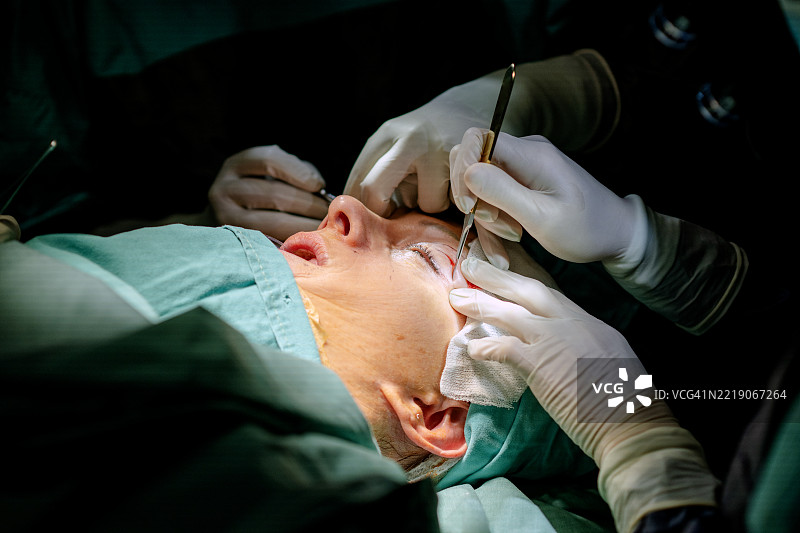 两名女性外科医生图片素材