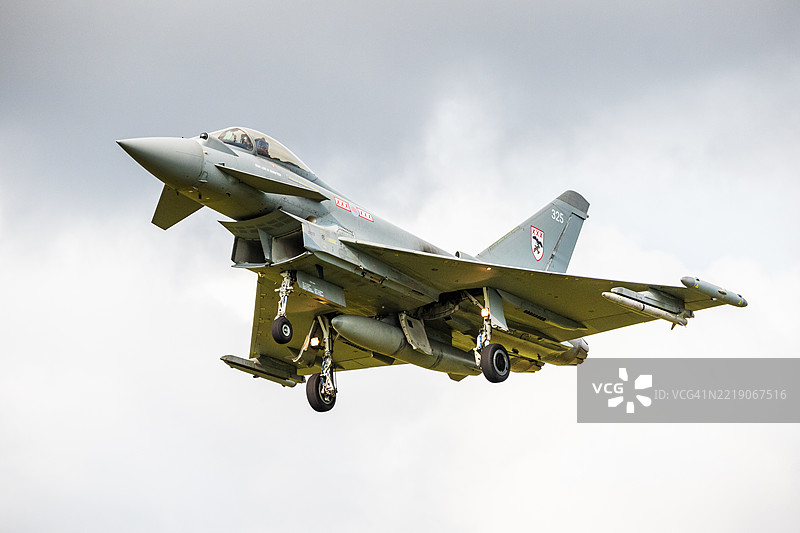 皇家空军台风战斗机在利物浦机场降落图片素材