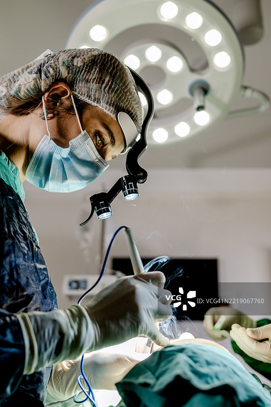 两名女性外科医生图片素材