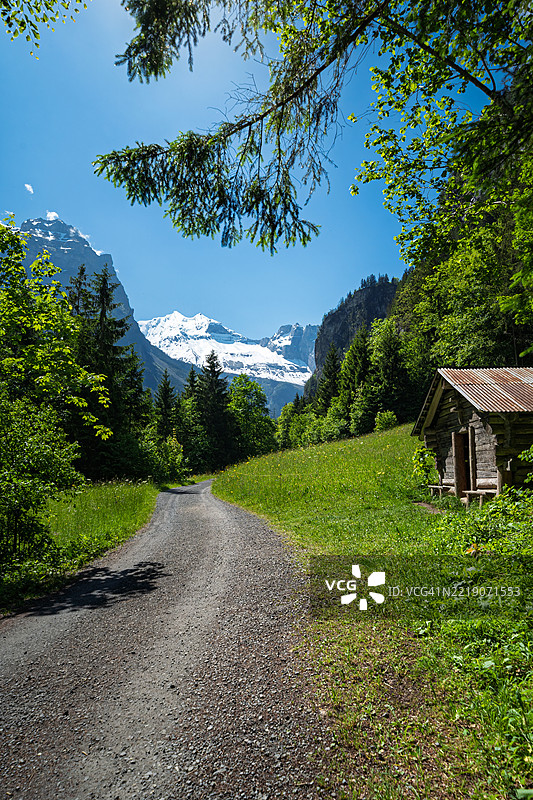 瑞士山脉中的阿尔卑斯小屋和雪山。图片素材