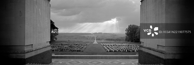 索姆失踪者纪念碑的黑白全景视图图片素材