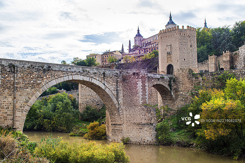 阿尔卡坦塔桥和塔霍河。西班牙托莱多。图片素材