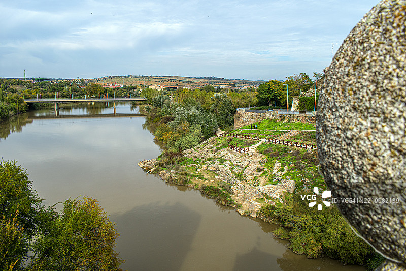 塔古斯河和阿萨基尔桥（Puente de Azarquiel）。西班牙托莱多。图片素材