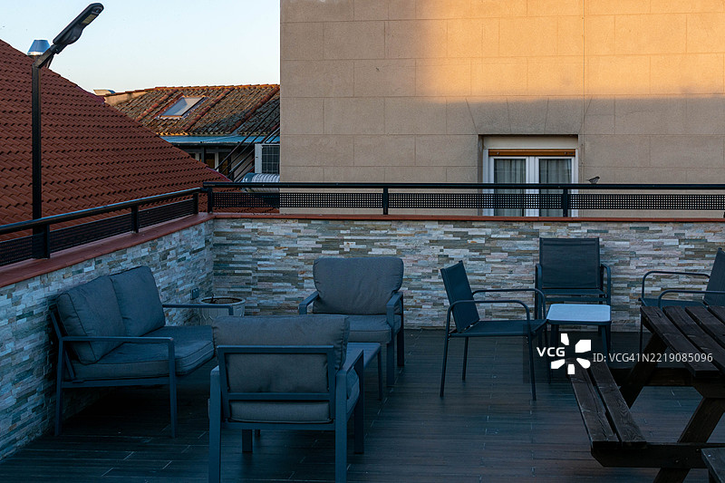 空荡荡的屋顶露台，配有舒适的家具，享受日落美景图片素材
