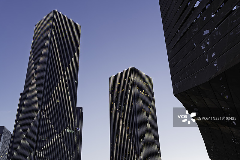 黄昏时分的未来派办公大楼，配有LED外立面图片素材