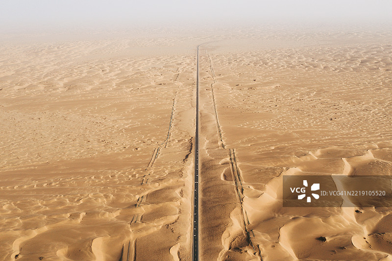 玉切高速公路穿越塔克拉玛干沙漠图片素材