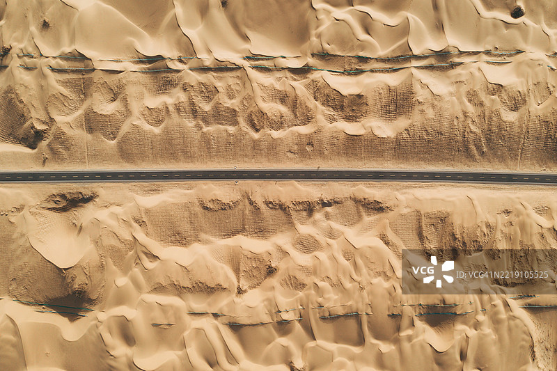 玉切高速公路穿越塔克拉玛干沙漠图片素材