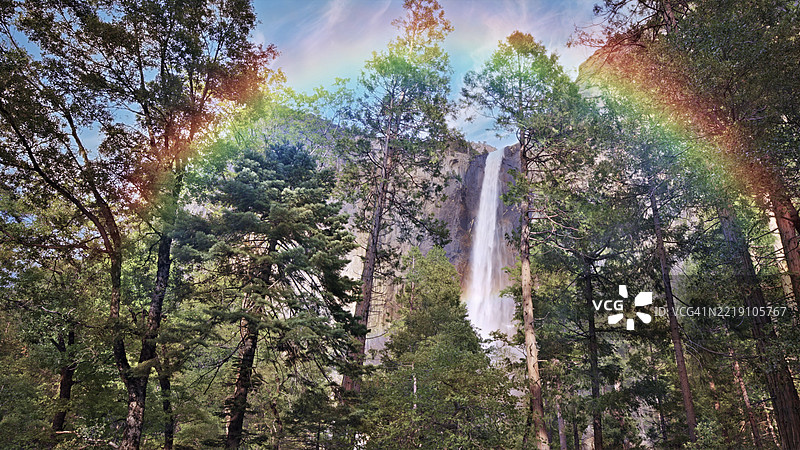 优胜美地国家公园的瀑布与可见的彩虹图片素材
