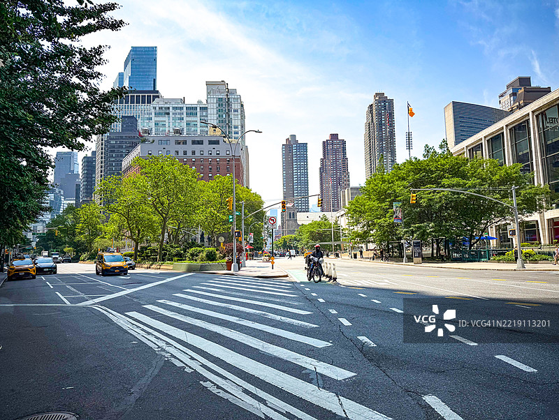 纽约百老汇的汽车、出租车、自行车和建筑物图片素材
