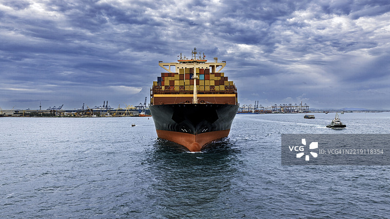 商业港口码头上集装箱货船的鸟瞰图。图片素材