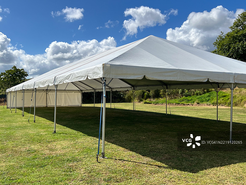 户外传统白色帐篷图片素材