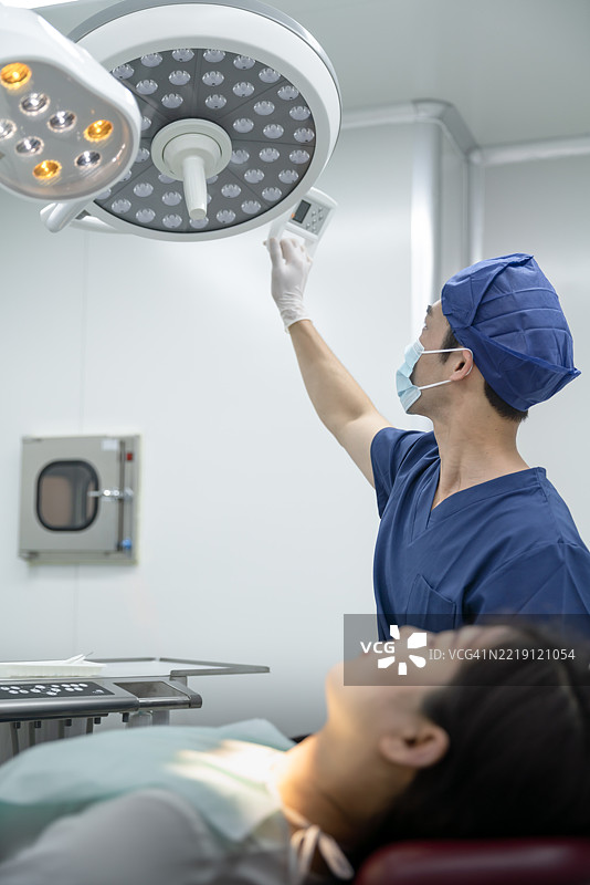 牙医在牙科诊所为年轻女性治疗牙齿。图片素材