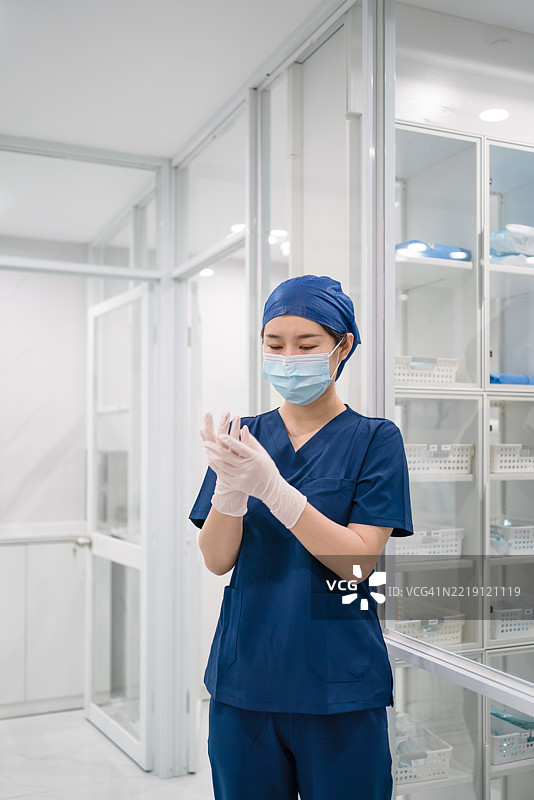 亚洲女性医务工作者在医院手术前进行准备。图片素材