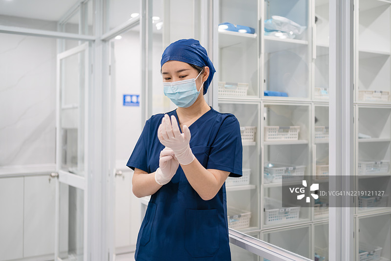 亚洲女性医务工作者在医院手术前进行准备。图片素材