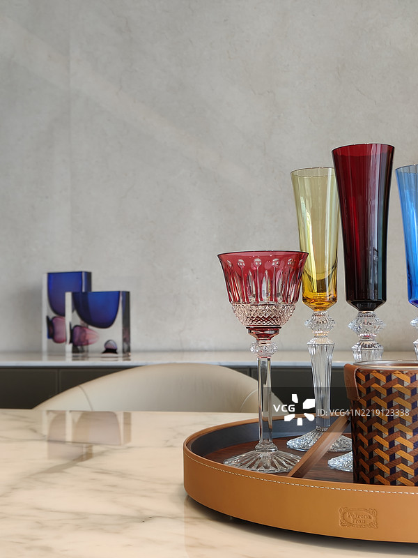 几只彩色酒杯图片素材