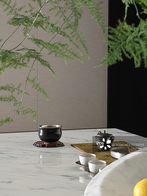 白色大理石桌子上的黑色茶杯图片素材