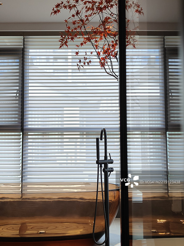 橙色玻璃浴缸图片素材