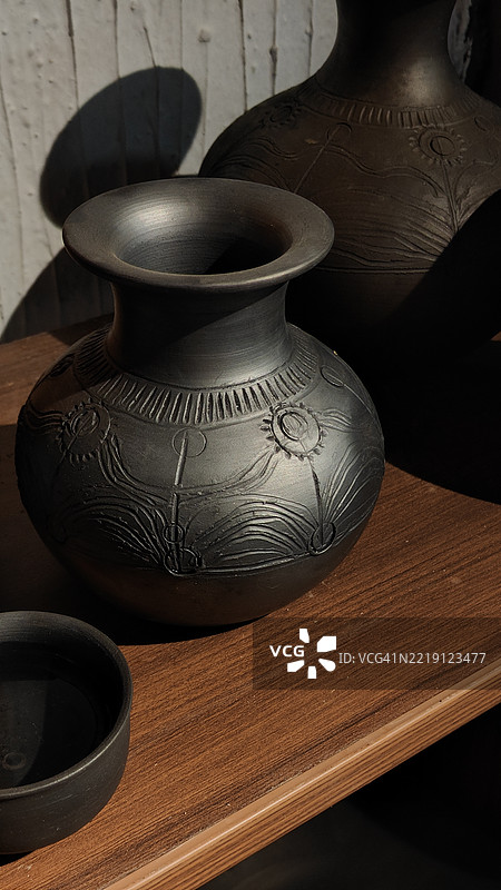 黑色陶土罐图片素材