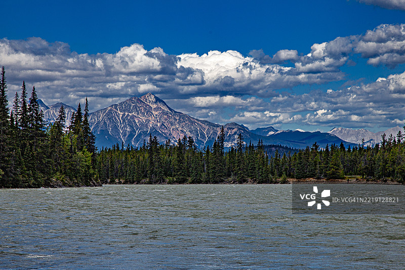 加拿大阿萨巴斯卡河的景色图片素材