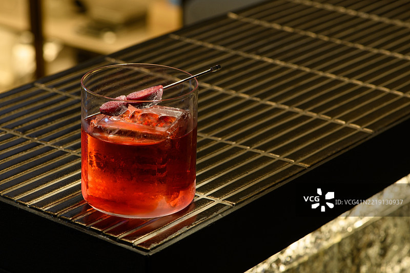 朗姆酒、坎帕里和葡萄图片素材