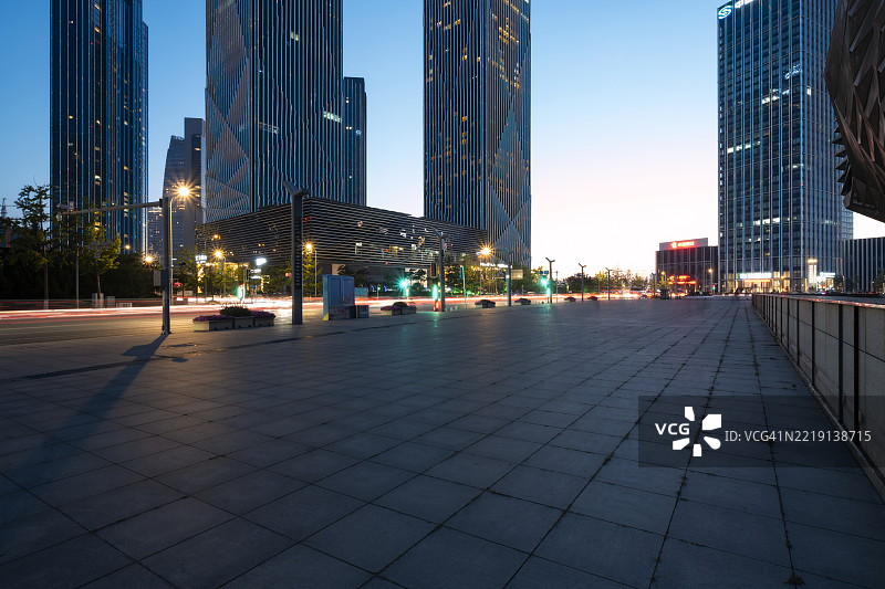 蓝色时刻的现代城市天际线与摩天大楼图片素材