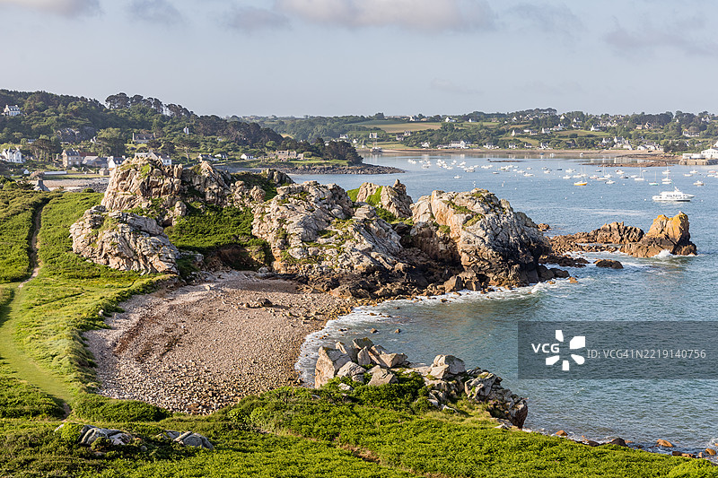 普里梅尔-特雷加斯特尔村的城镇和海滩图片素材