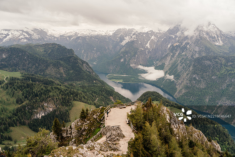 从詹纳山峰俯瞰科尼希斯湖图片素材