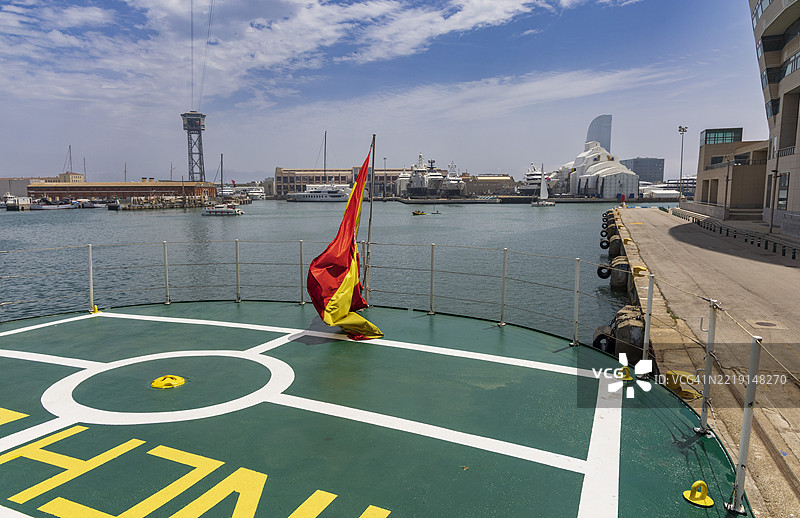 船尾的直升机着陆甲板图片素材