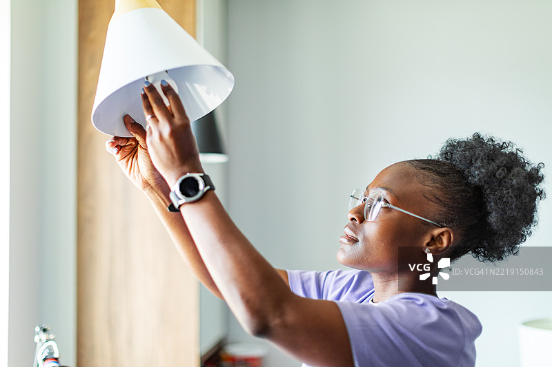 家中的日常电力使用图片素材