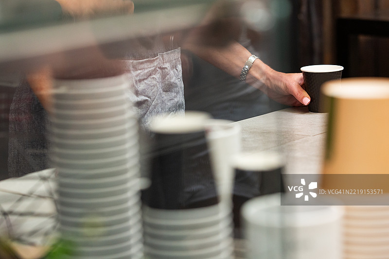 咖啡师手持外带杯图片素材