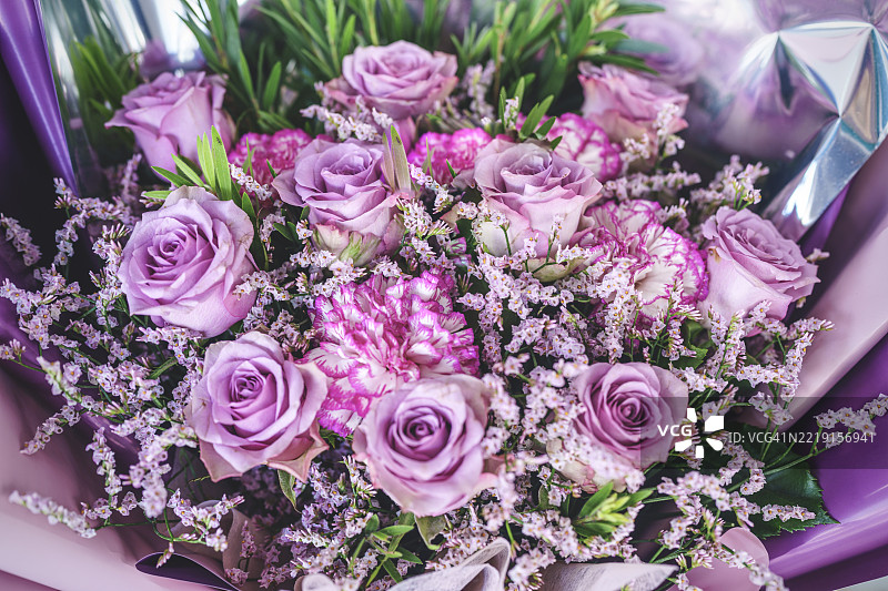 花市中玫瑰和五彩缤纷的花朵颜色图片素材