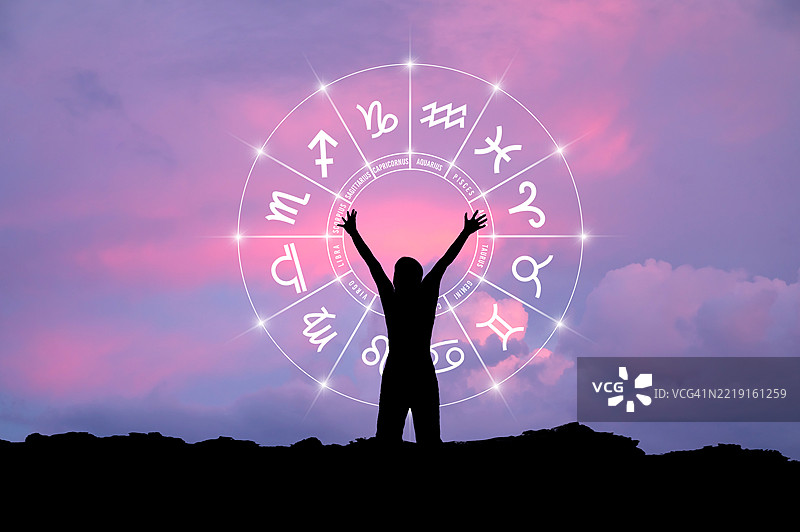 星座符号在占星圆圈内。天空中的星星和月亮，展现占星术和星座的概念。图片素材