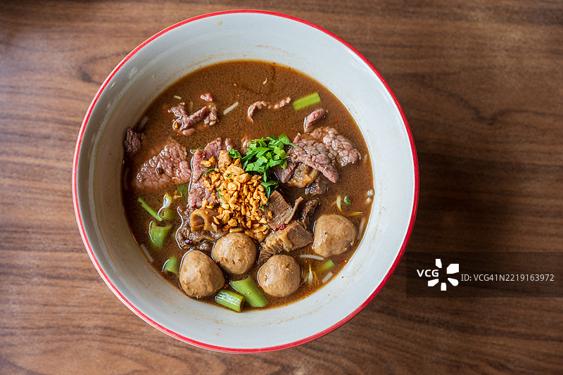 船面猪肉瀑布。炖猪肉面和猪肉丸。街头美食。传统泰国美食。街头小吃。图片素材