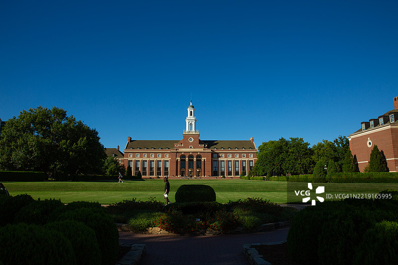 俄克拉荷马州立大学的埃德蒙·洛图书馆在夏季绽放中图片素材