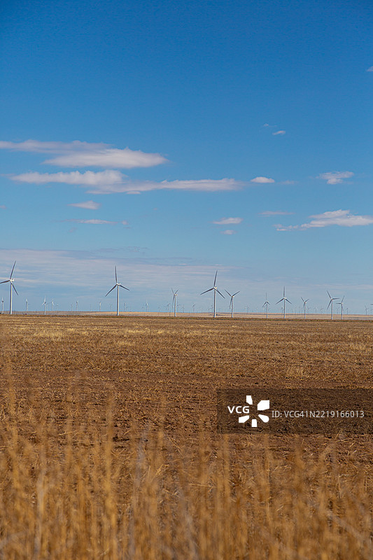 利用自然能源：风力发电场图片素材